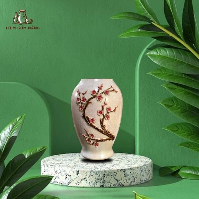 Bình gốm sứ hoa đào.