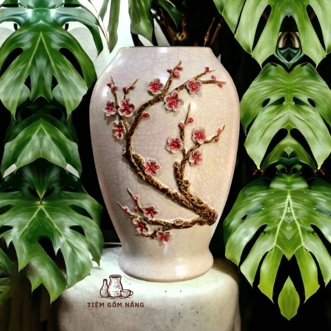 Bình gốm sứ hoa đào.